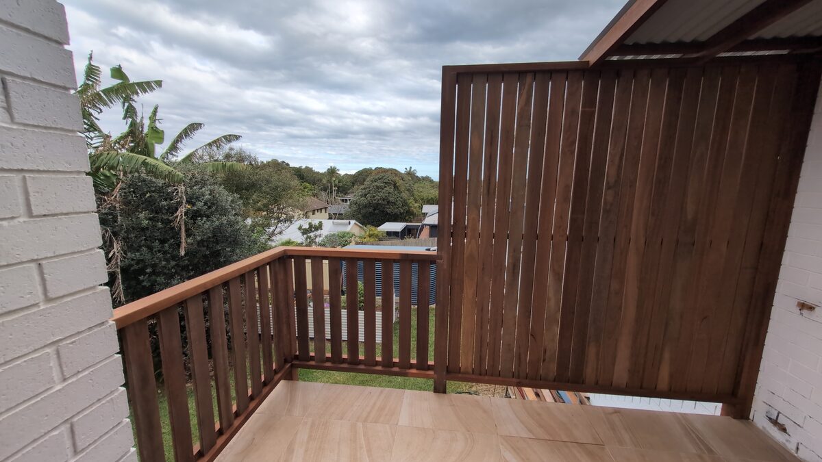 Balustrade, screening and small roof