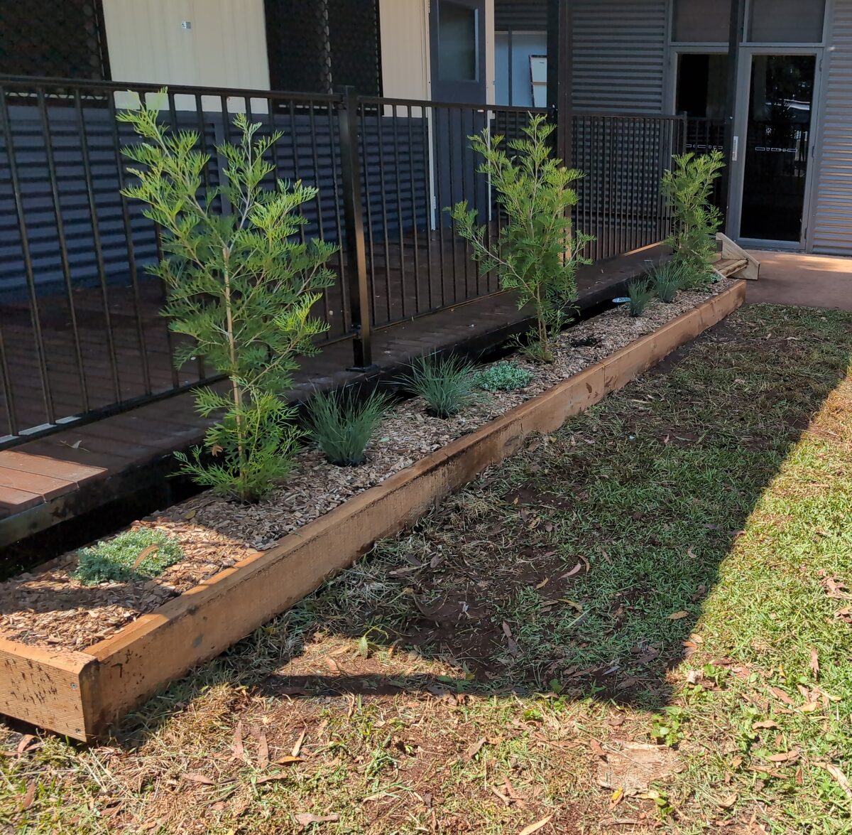 Raised garden bed